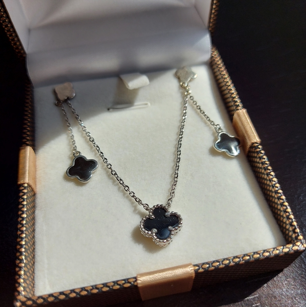 SOLD Shamrock necklace and earrings set - Picture 3 of 7
